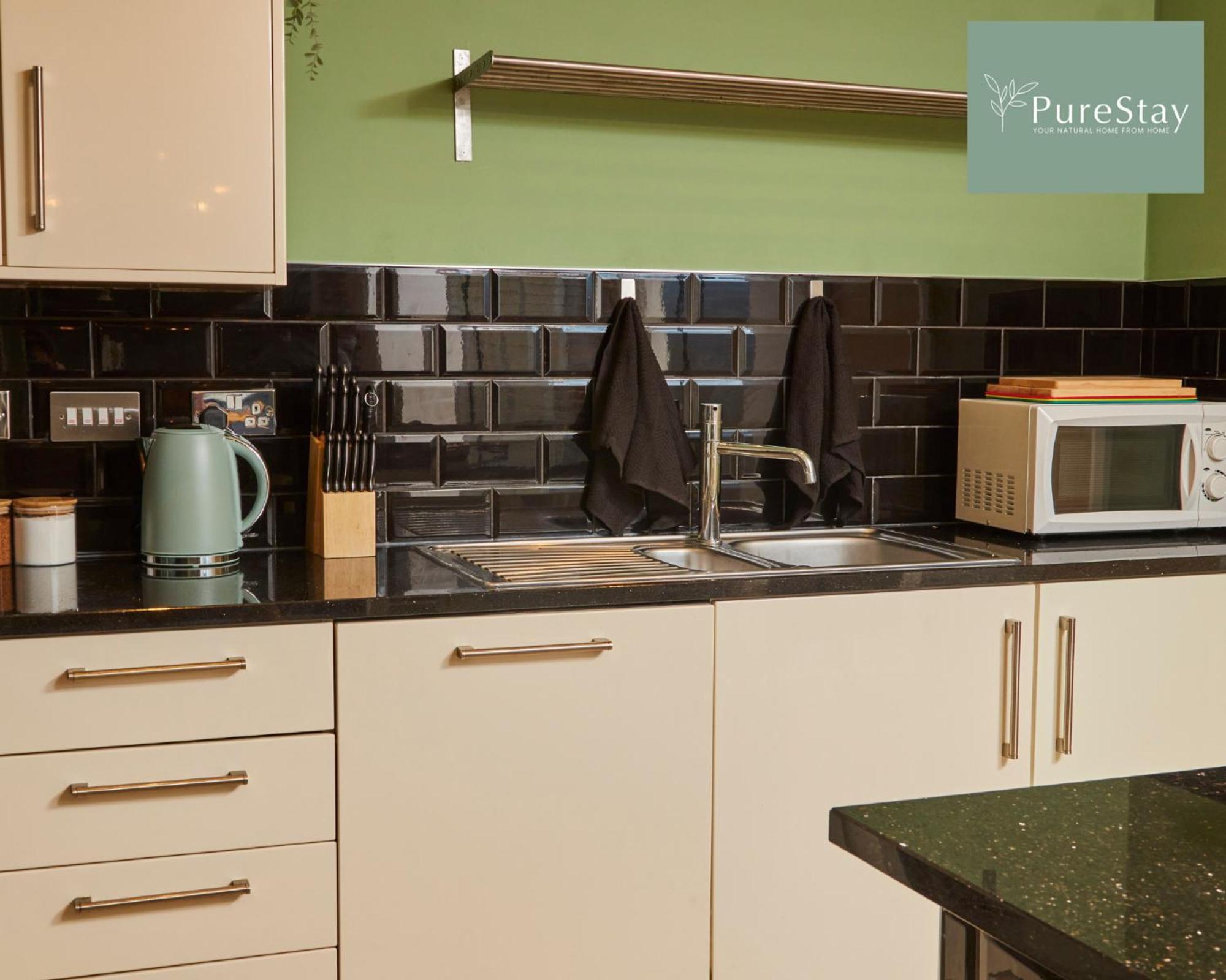 Superb House Manchester Near Etihad With Free Parking Sleeps 8 Екстериор снимка