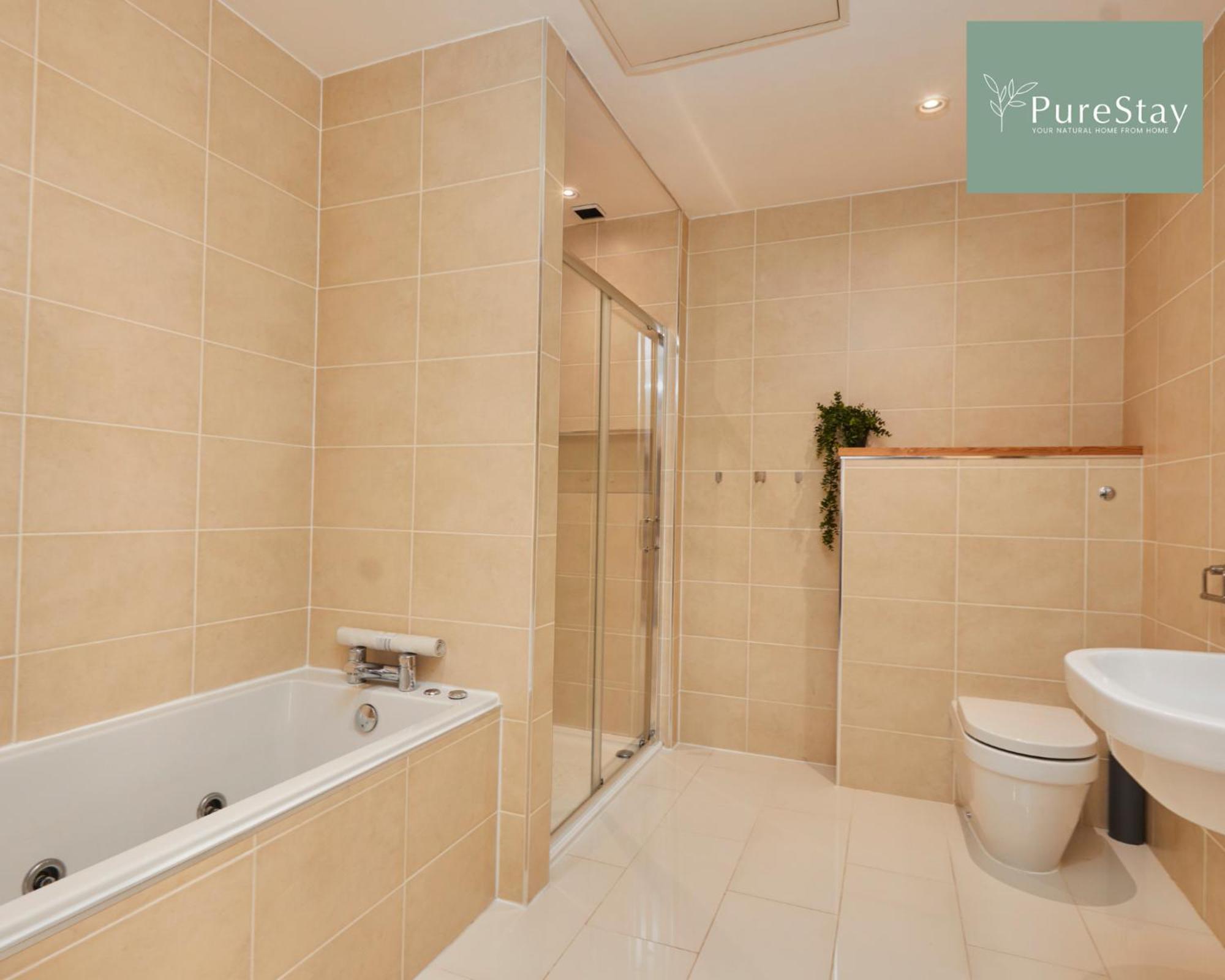 Superb House Manchester Near Etihad With Free Parking Sleeps 8 Екстериор снимка