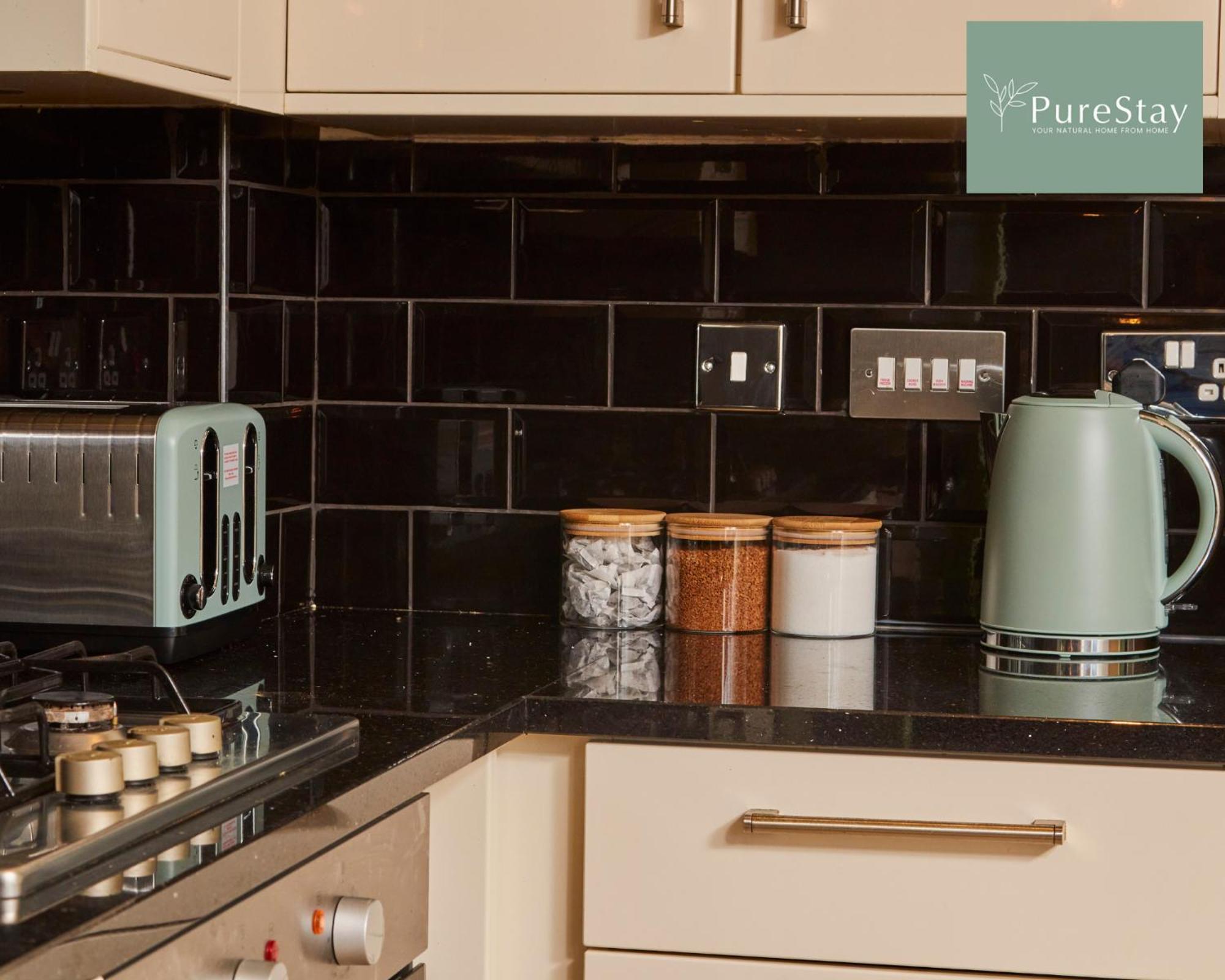Superb House Manchester Near Etihad With Free Parking Sleeps 8 Екстериор снимка