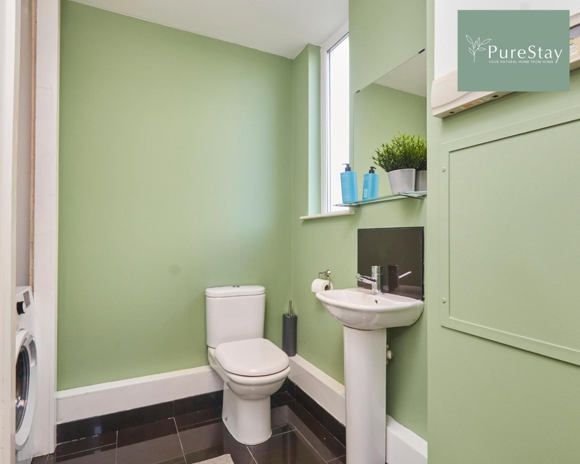 Superb House Manchester Near Etihad With Free Parking Sleeps 8 Екстериор снимка