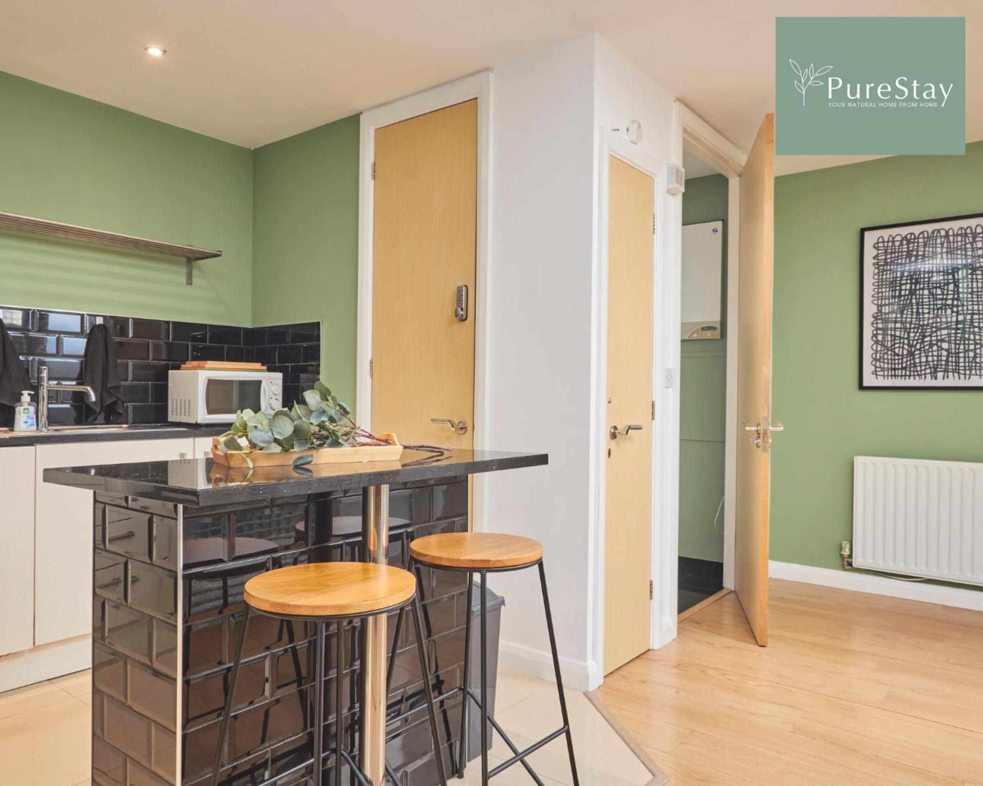 Superb House Manchester Near Etihad With Free Parking Sleeps 8 Екстериор снимка