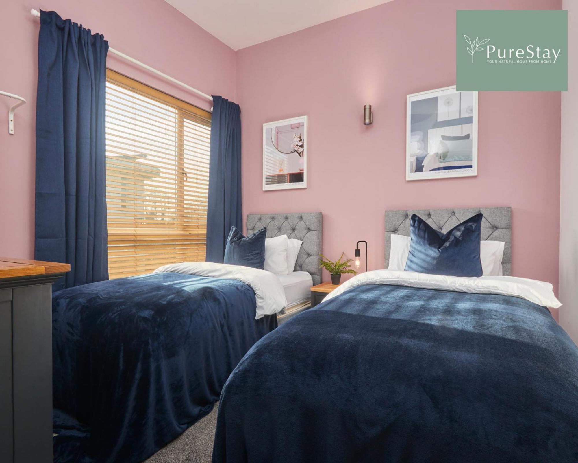 Superb House Manchester Near Etihad With Free Parking Sleeps 8 Екстериор снимка