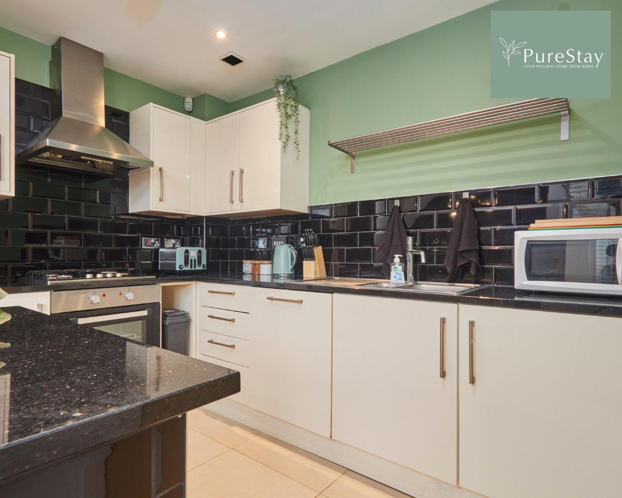 Superb House Manchester Near Etihad With Free Parking Sleeps 8 Екстериор снимка